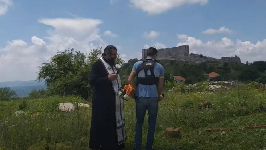 Albanac kosi dok vladika drži pomen