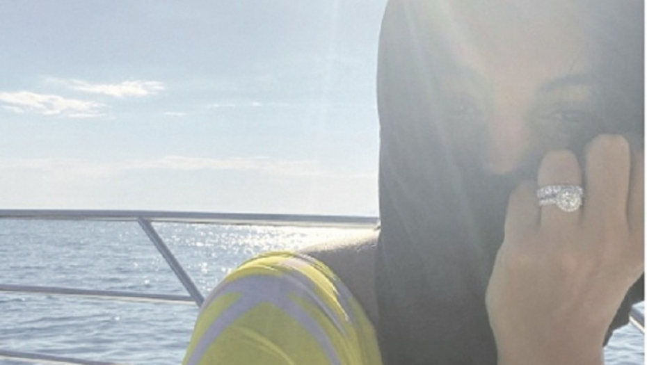 Guza i prsten u prvom planu