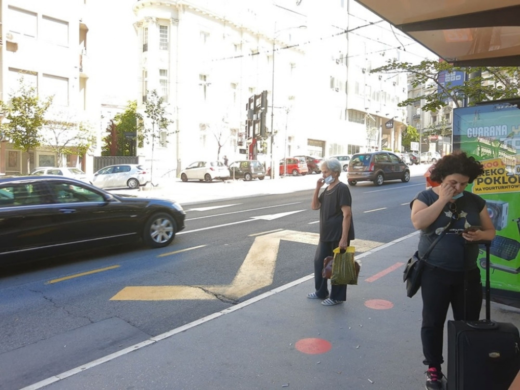 Na stanici gradskog prevoza