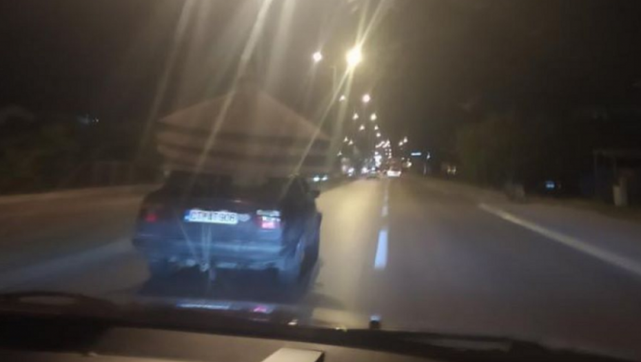 Automobil sa suncobranima