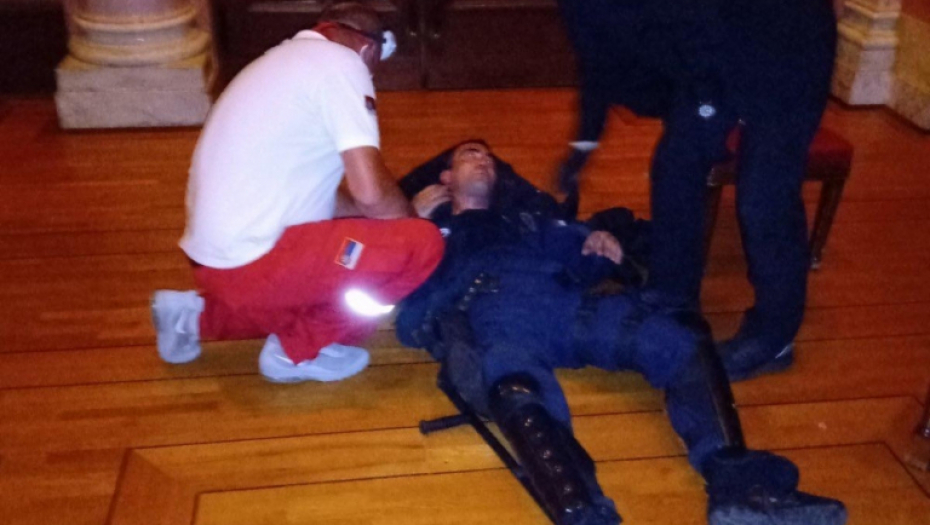 Povređeni policajci u neredima demonstranata 