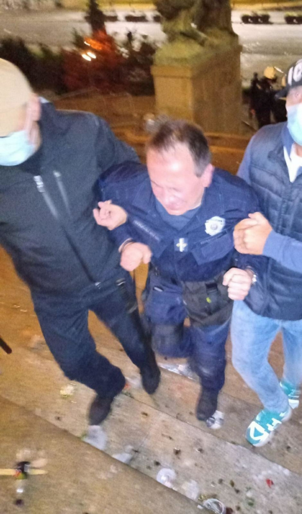 Povređeni policajci u neredima demonstranata