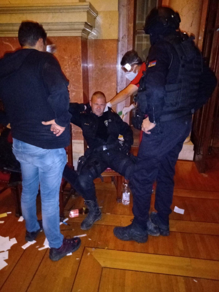 Povređeni policajci u neredima demonstranata 