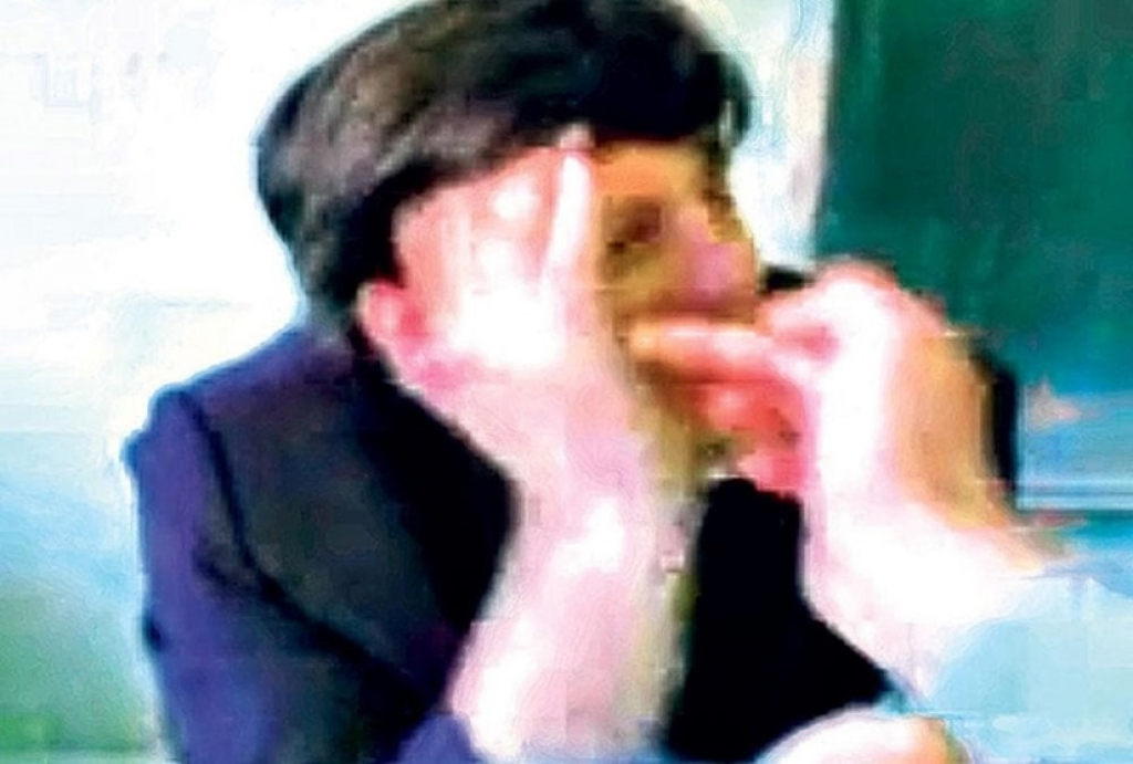 Profesoru gurao srednji prst u usta