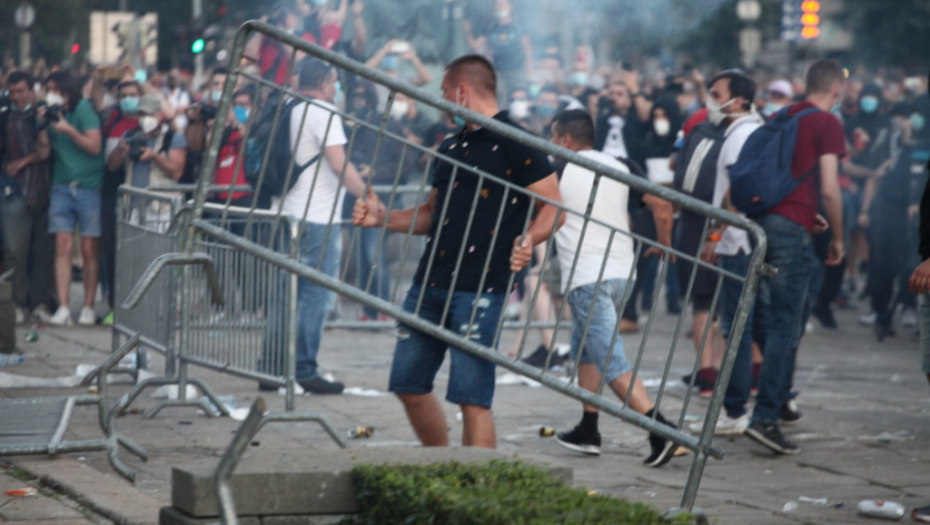 Napad demonstranata na žandarmeriju