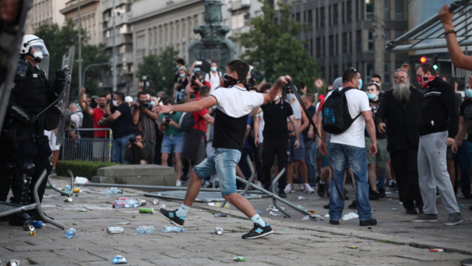Napad demonstranata na žandarmeriju