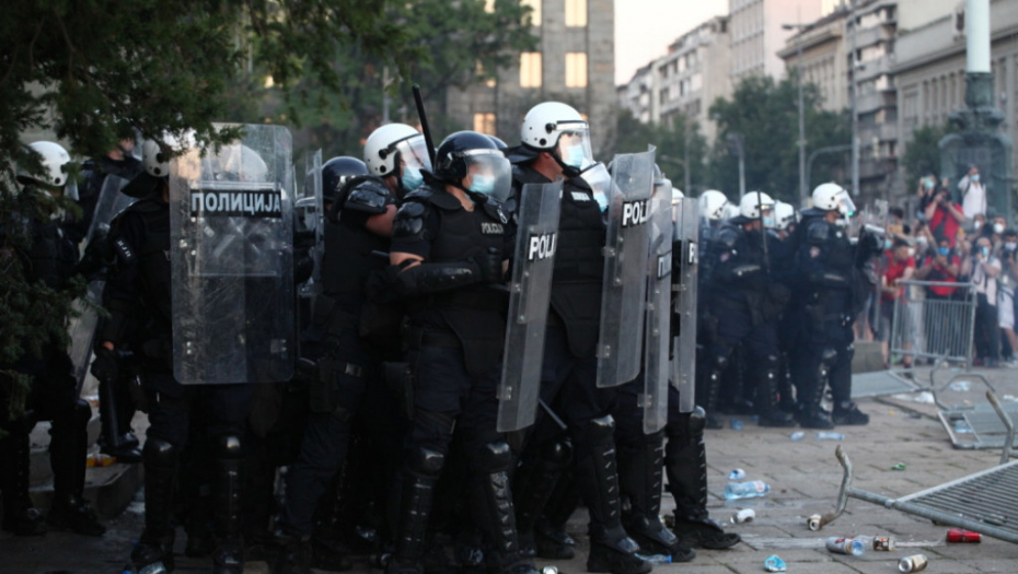 Napad demonstranata na žandarmeriju