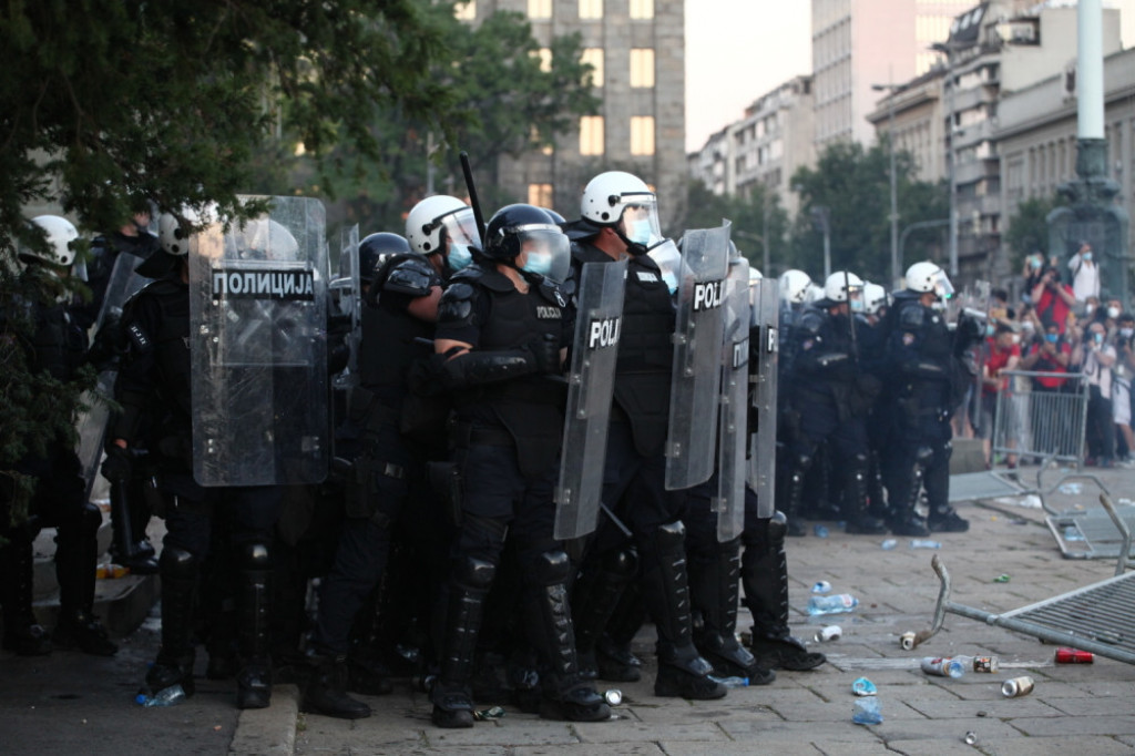 Napad demonstranata na žandarmeriju
