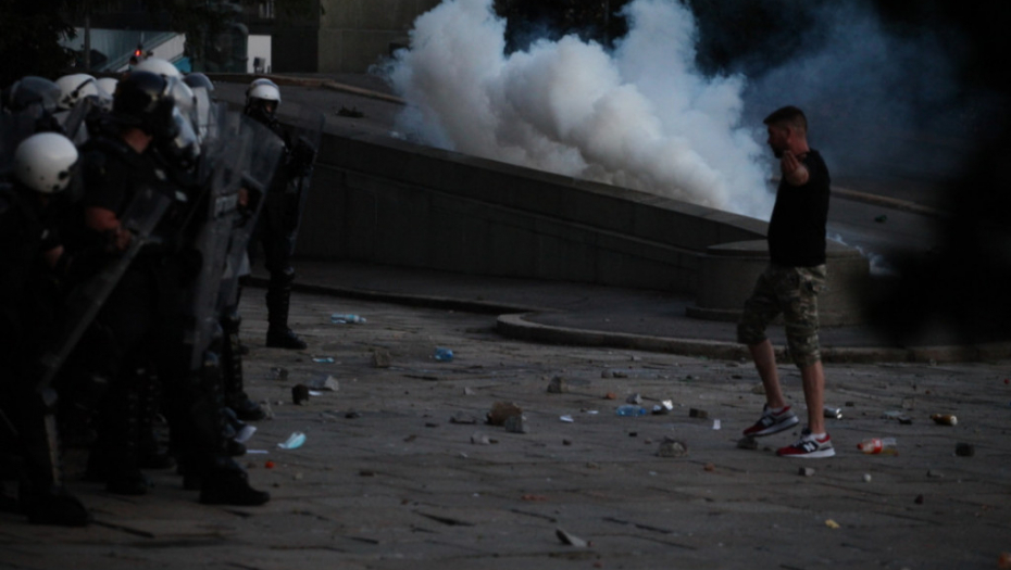 Napad demonstranata na žandarmeriju