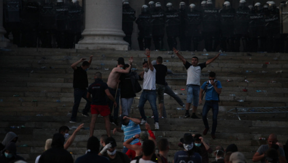 Napad demonstranata na žandarmeriju