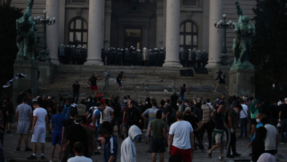 Napad demonstranata na žandarmeriju