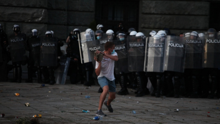 Napad demonstranata na žandarmeriju