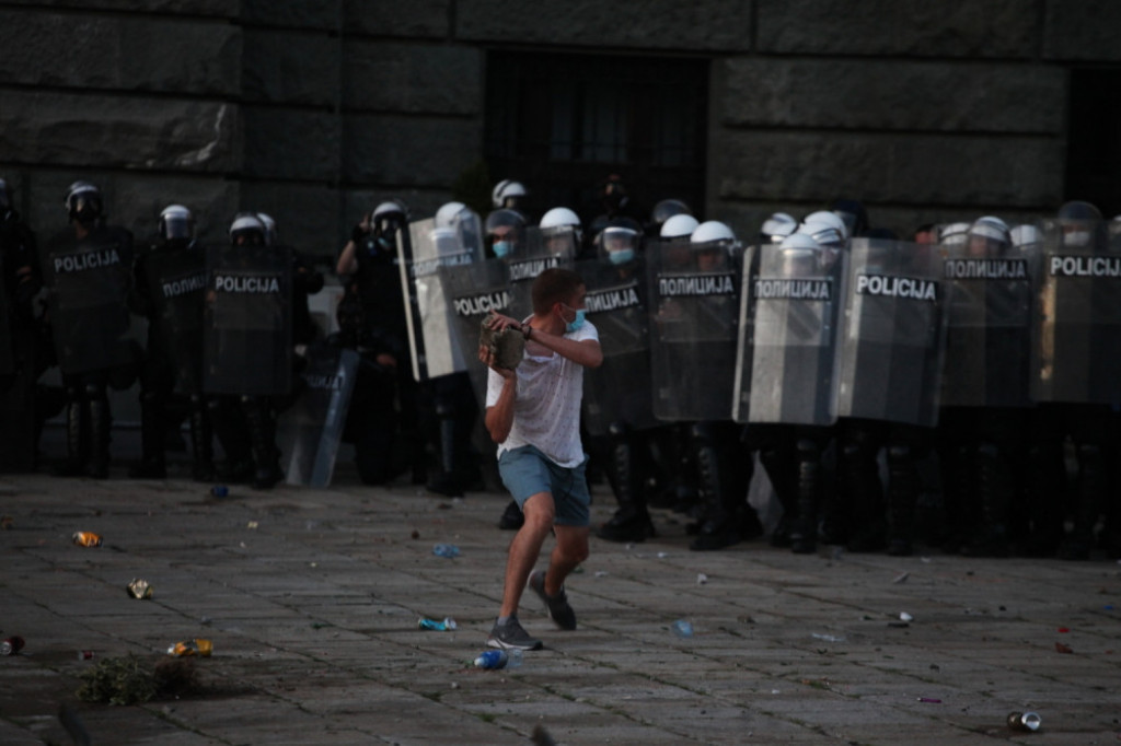 Napad demonstranata na žandarmeriju