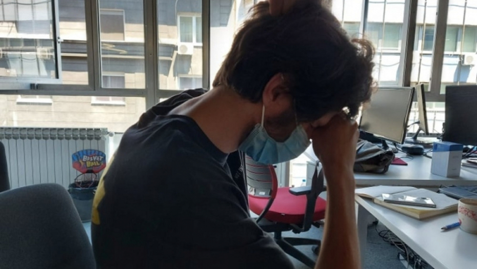 tužan mladić papiri