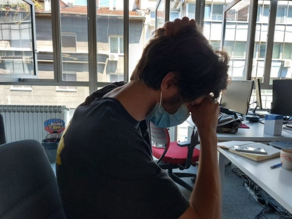 tužan mladić papiri