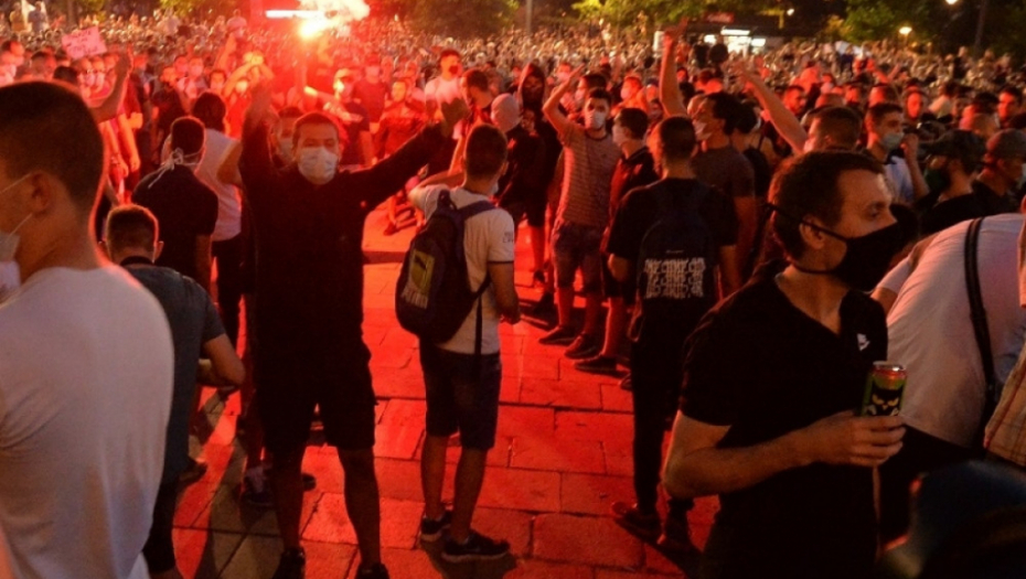 Napadnuta policija ispred Skupštine Srbije