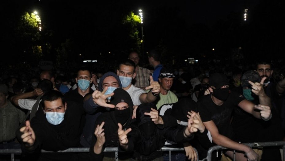 Demonstracije ispred parlamenta