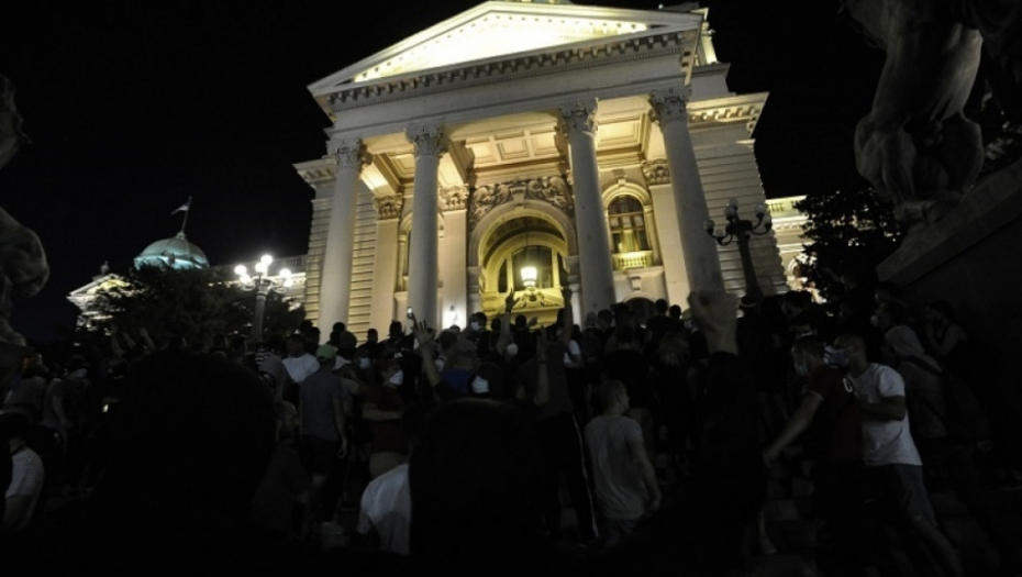 Demonstracije ispred parlamenta