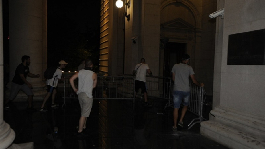 Demonstracije ispred parlamenta