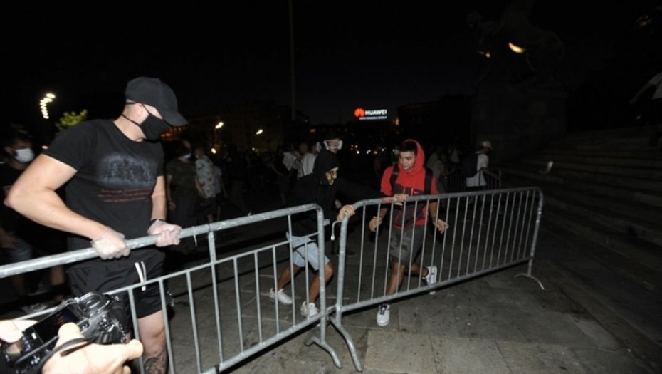 Demonstracije ispred parlamenta