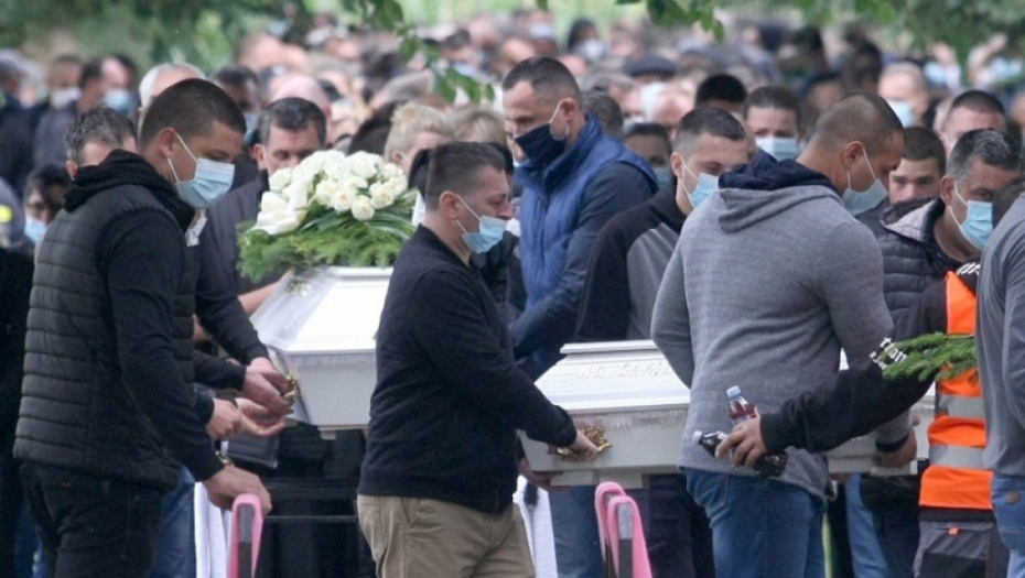 Sahrana dece u Novim Karlovcima