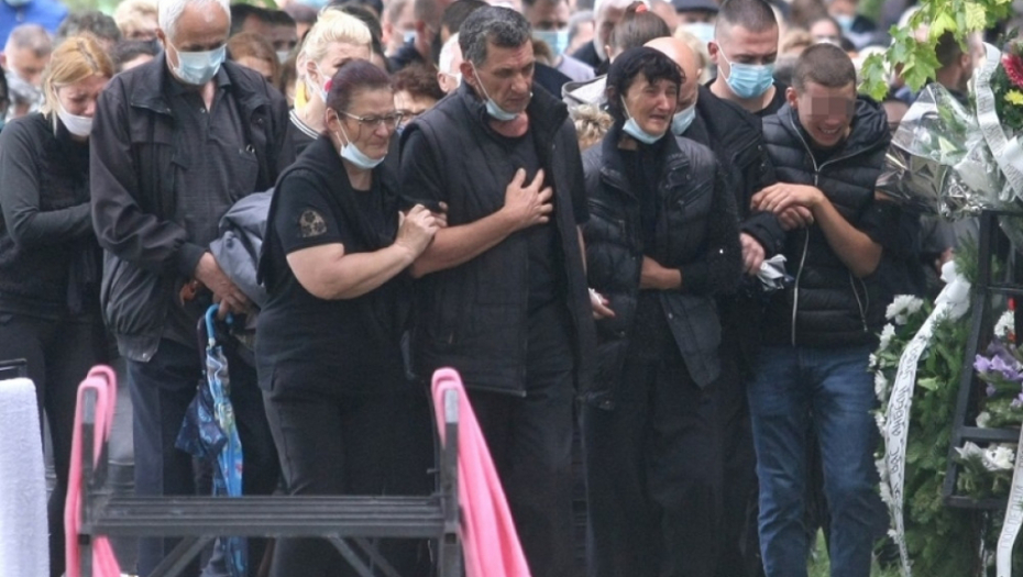 Sahrana dece u Novim Karlovcima