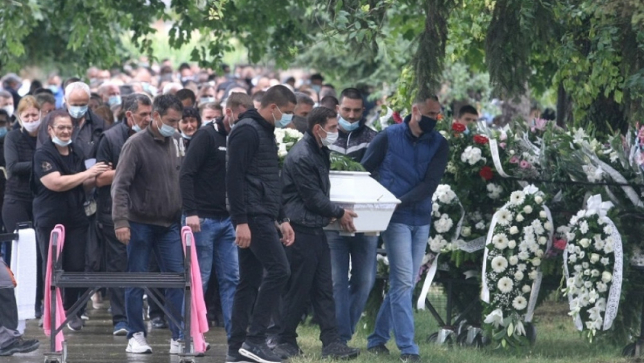 Sahrana dece u Novim Karlovcima