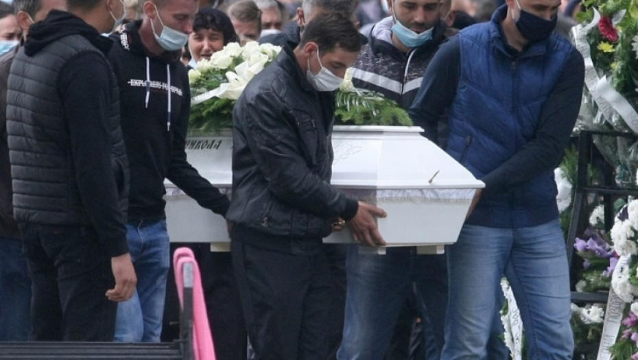 Sahrana dece u Novim Karlovcima