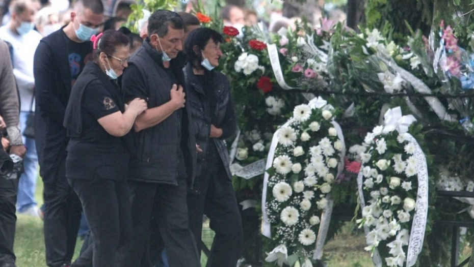 Sahrana dece u Novim Karlovcima