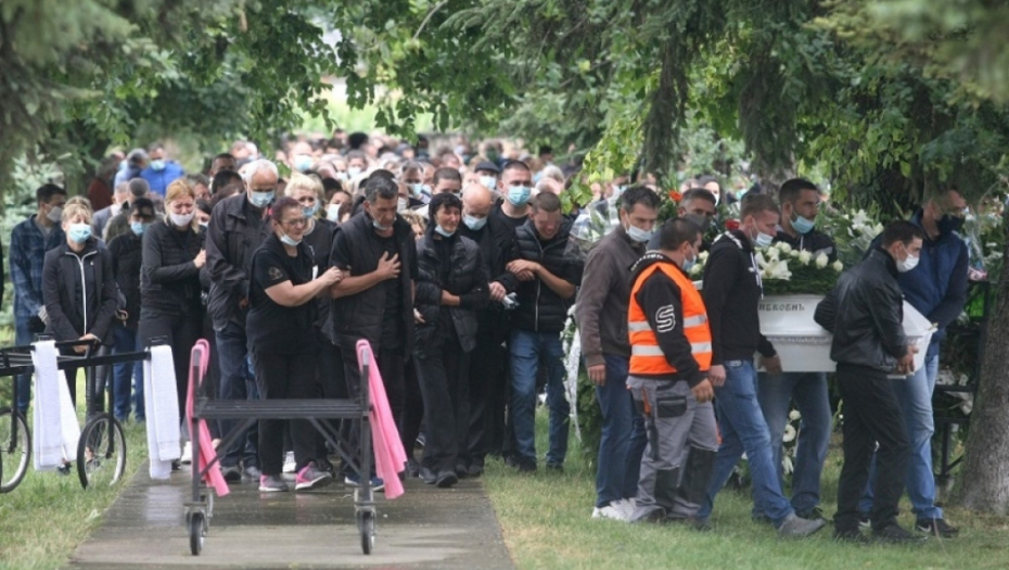 Sahrana dece u Novim Karlovcima