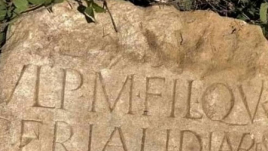 antički kameni spomenik