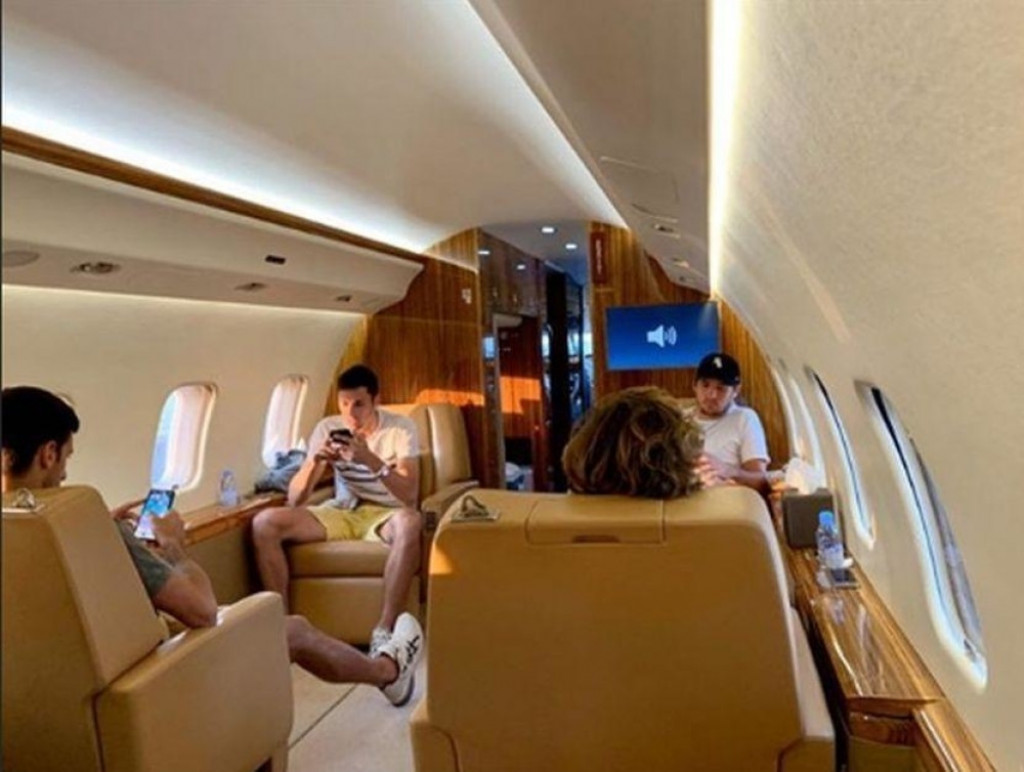 Unutra&scaron;njost aviona u kom putuje Đoković