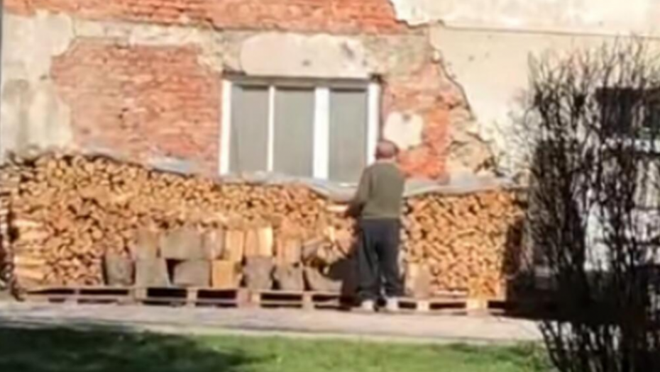 baka i deka unose drva