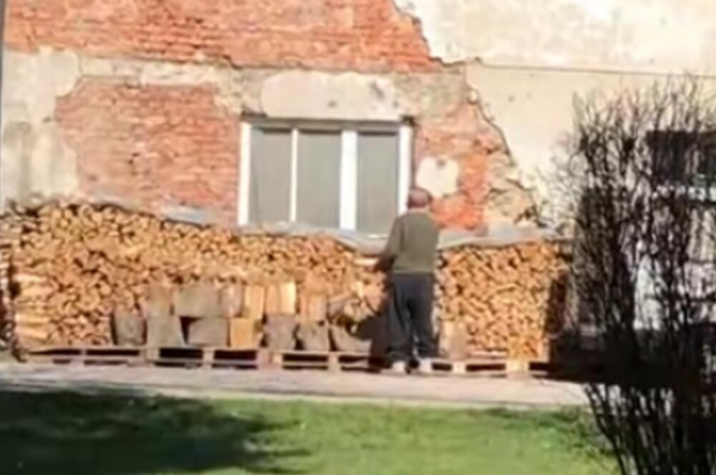 baka i deka unose drva