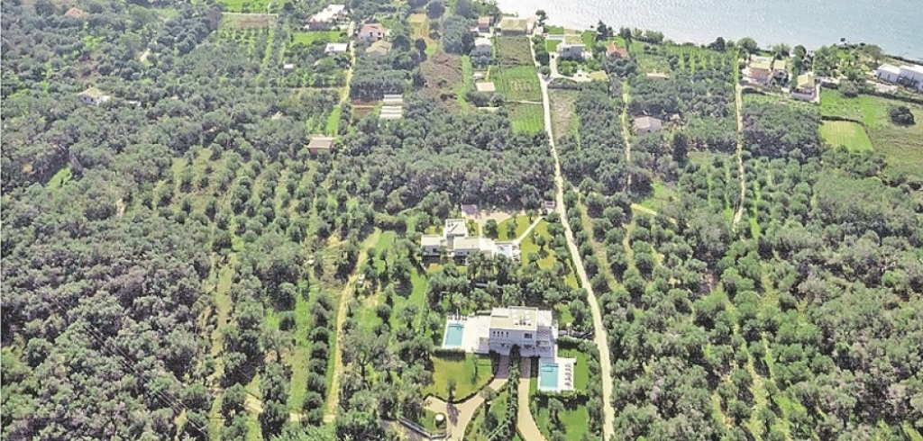 Vila Almira Akasta nalazi se blizu grada Halikounija