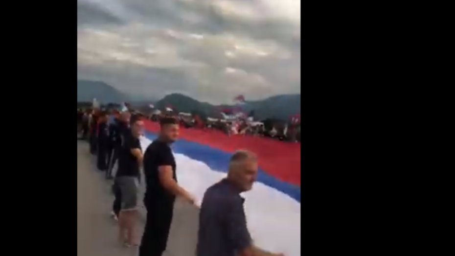 Velika zastava Srbije na ulicama Crne Gore