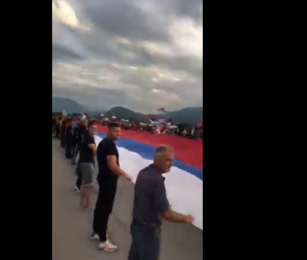 Velika zastava Srbije na ulicama Crne Gore