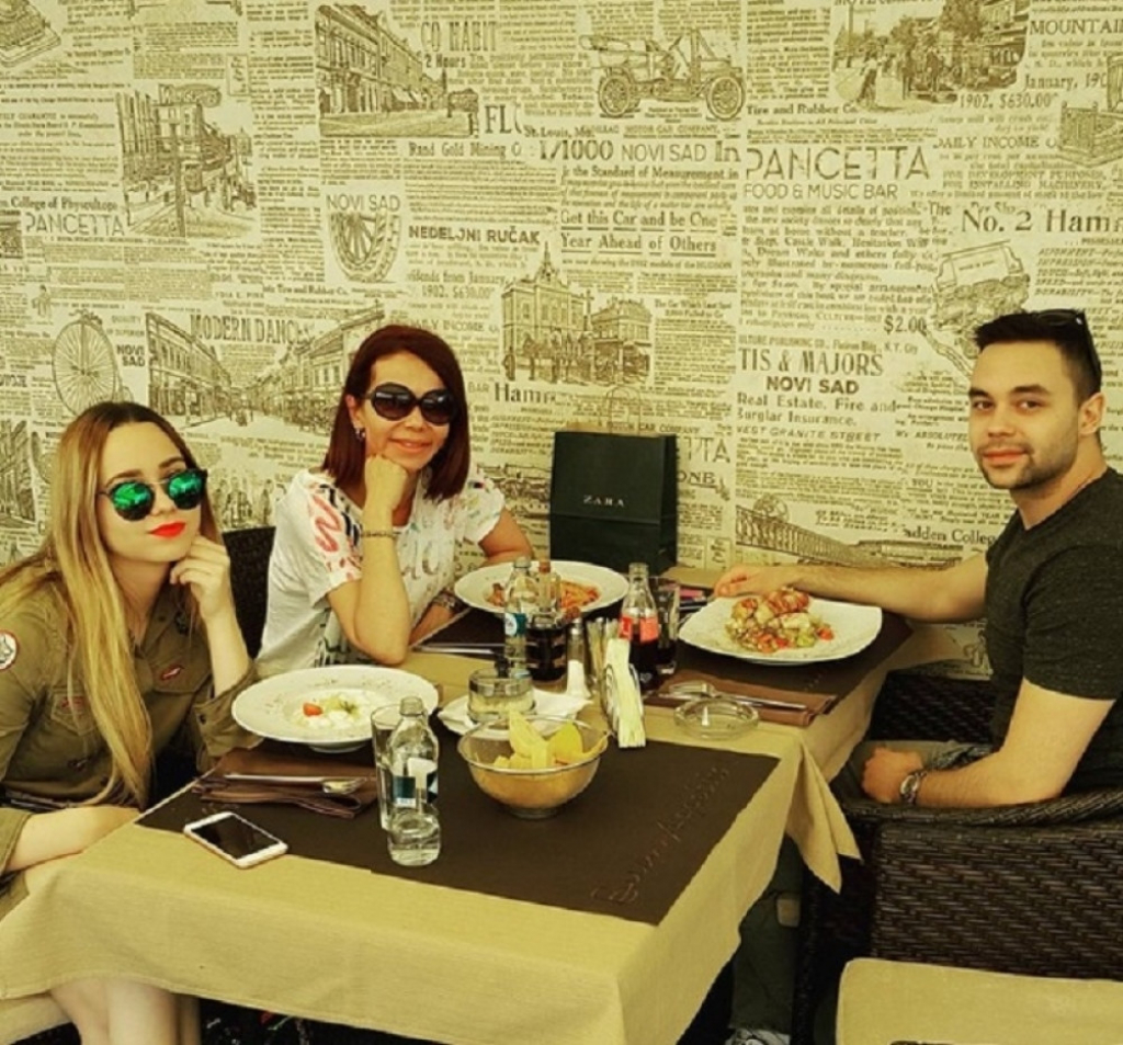 Jelena Bačić Alimpić sa decom