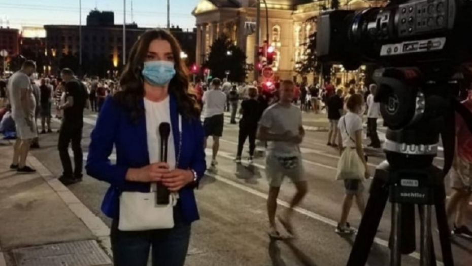 Julija Bakić na protestima ispred Narodne skupštine, jul 2020. 