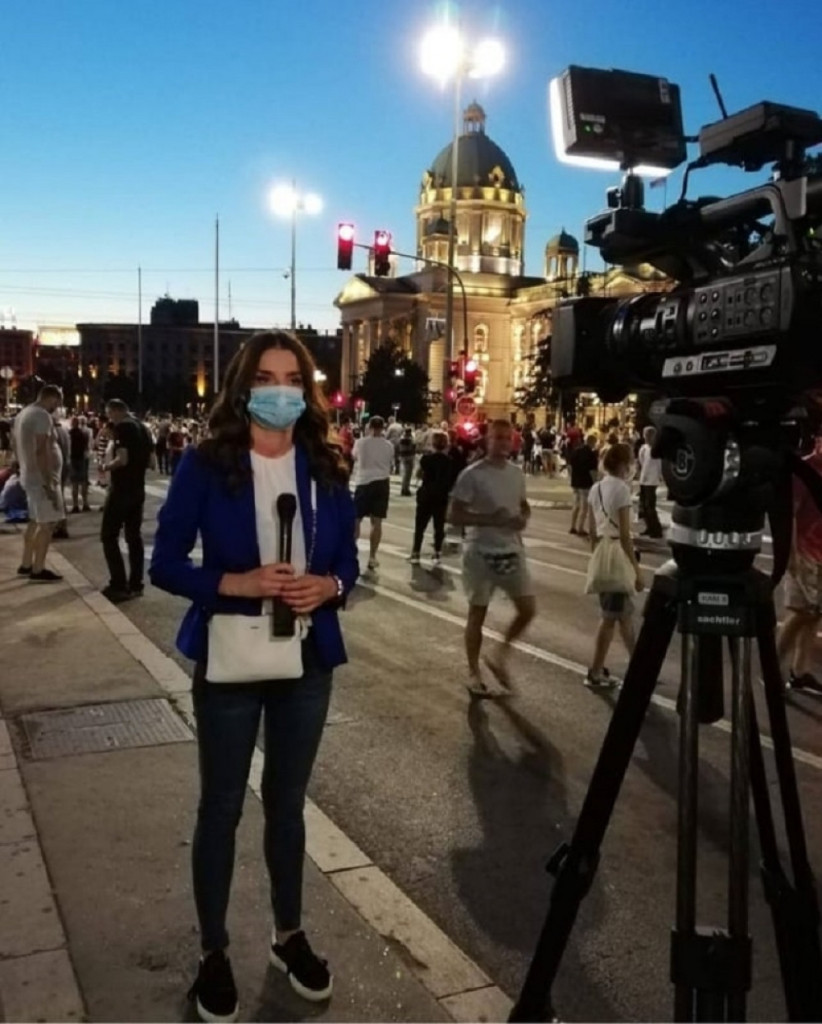 Julija Bakić na protestima ispred Narodne skupštine, jul 2020.