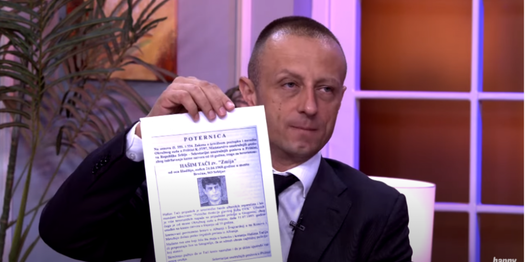 Ilija Životić u rukama drži poternicu Ha&scaron;ima Tačija