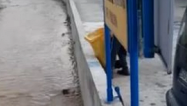 Bacanje smeća u reku