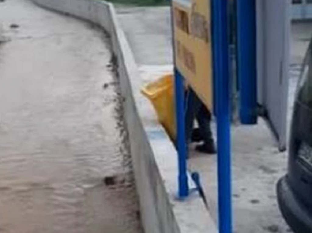 Bacanje smeća u reku