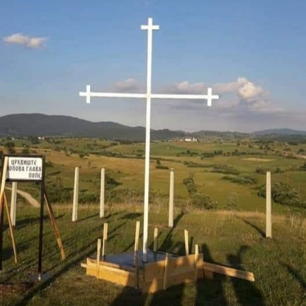 Vandali oborili krst u Tutinu