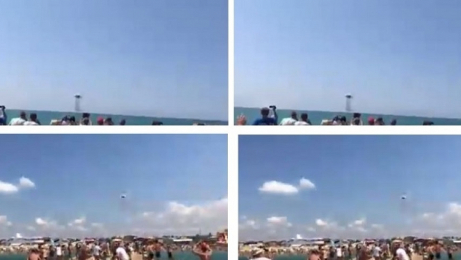 Avion leti iznad plaže