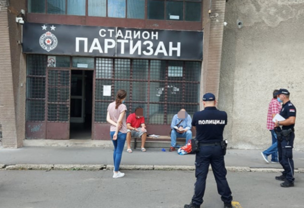 Policija ispred Partizanovog stadiona