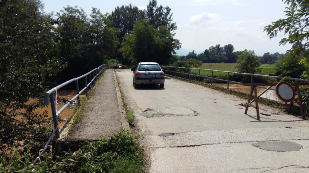 Most kod Kraljeva, smeće zagađena reka otpad reka 