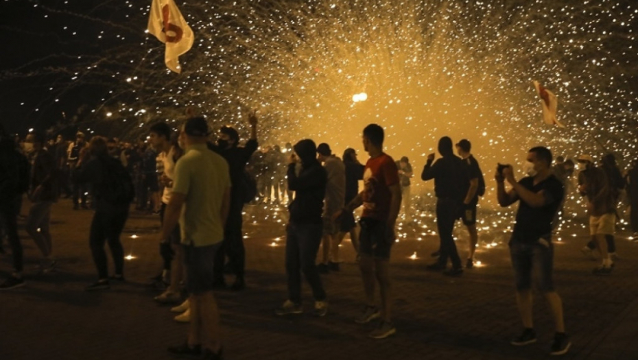 Policija tuče ljude u Minsku