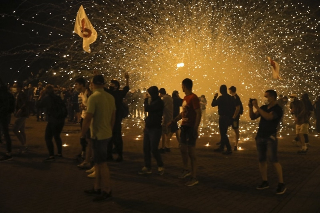 Policija tuče ljude u Minsku