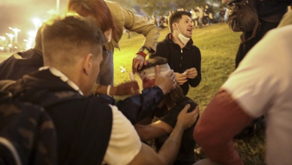 Policija tuče ljude u Minsku